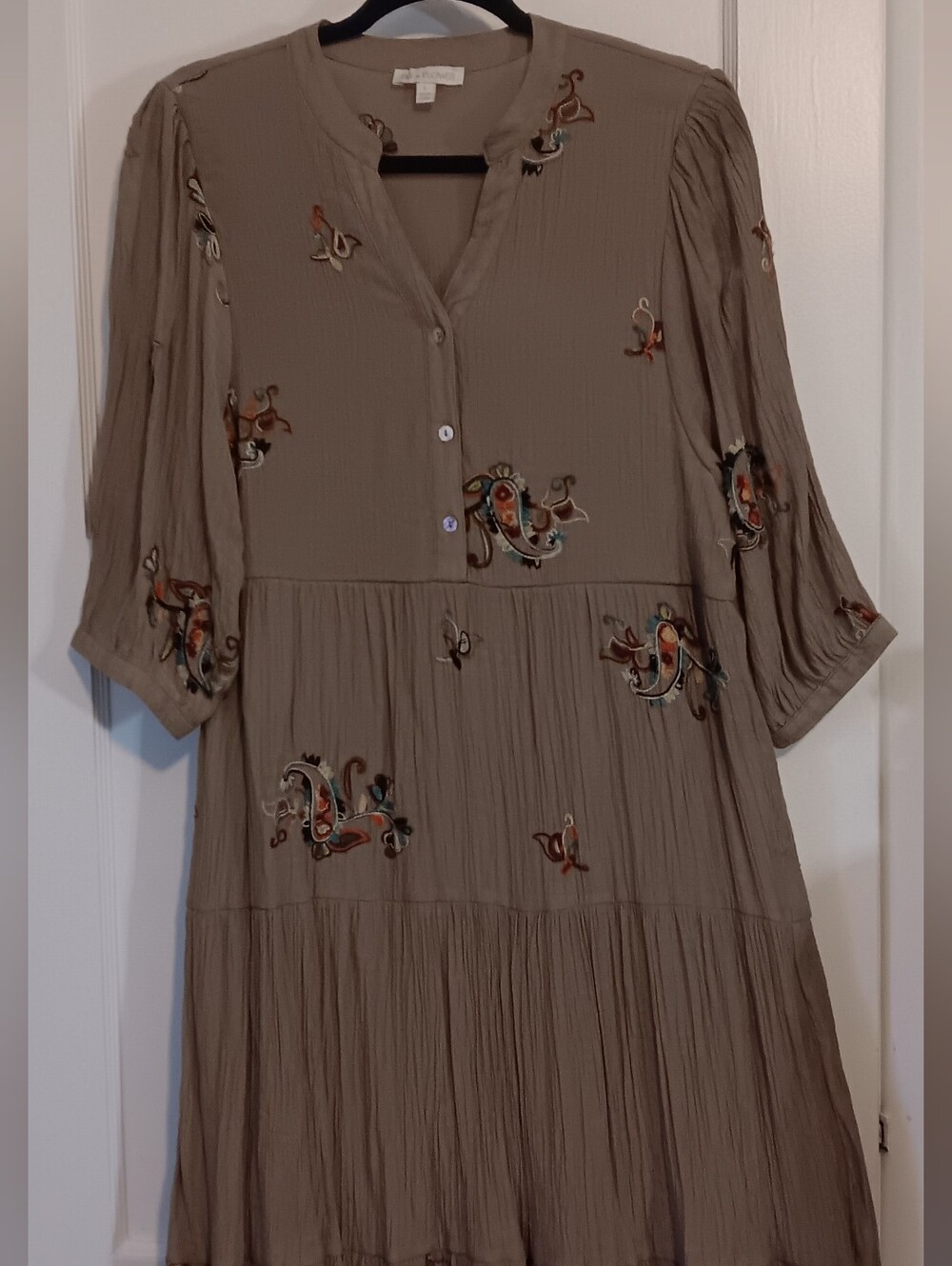 Fig+Flower Embroidered Floal Taupe Tiered Midi Dress SZ L Pre-owned